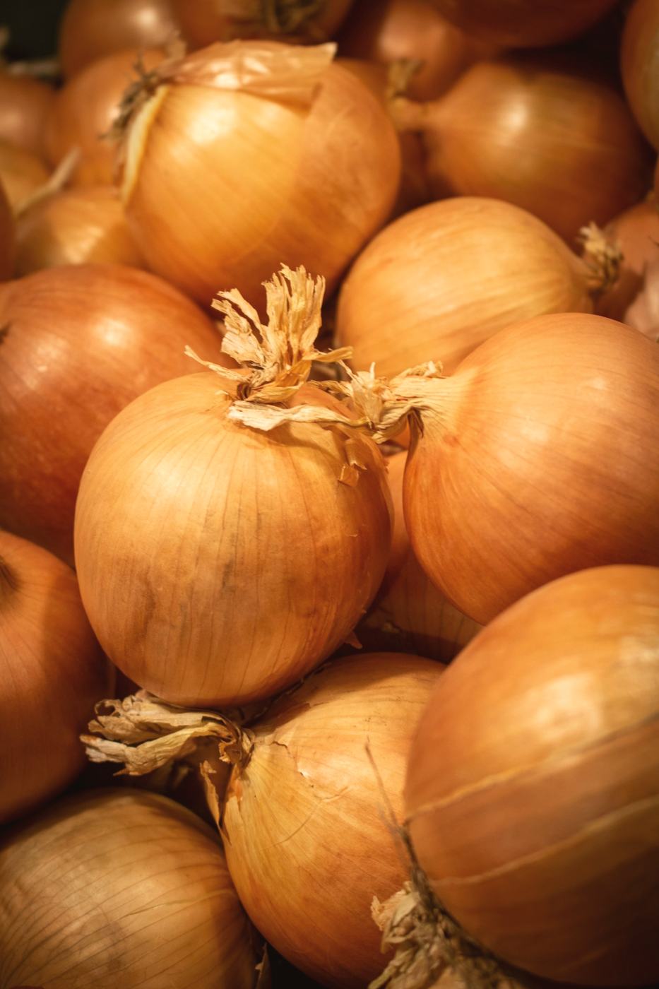A pile of whole onions